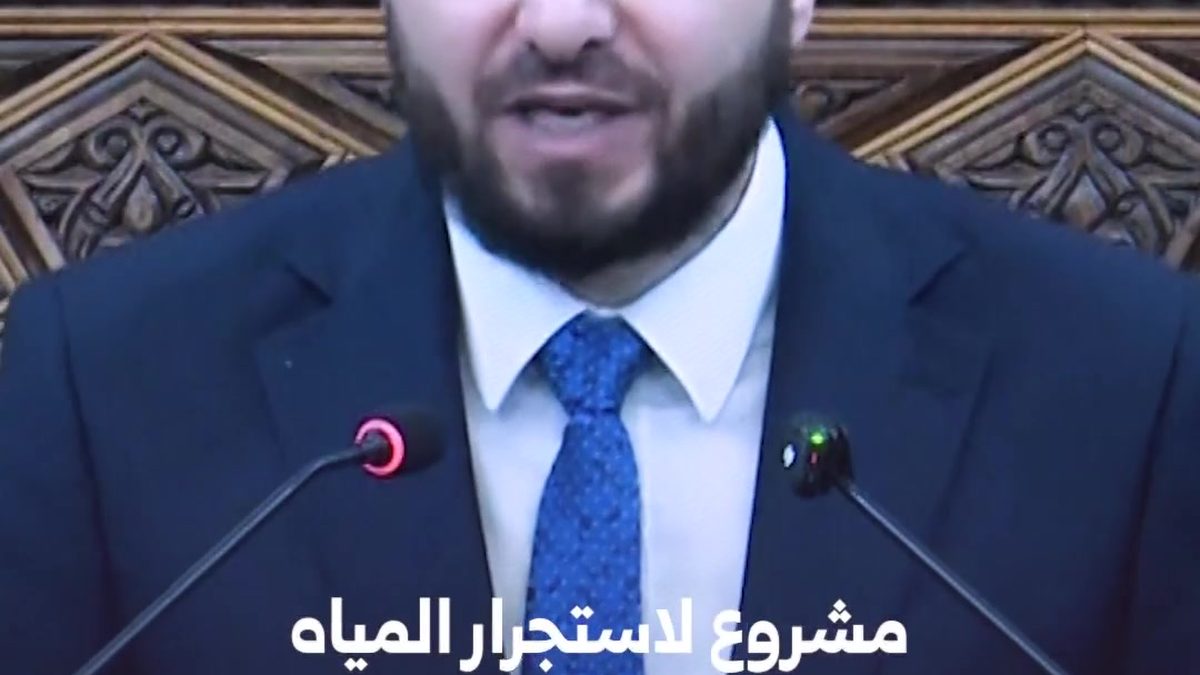 لقطات من شاشة تلفزيون سوريا تعرض شرح وزير الطاقة لمشروع استجرار المياه من الساحل إلى دمشق والجنوب