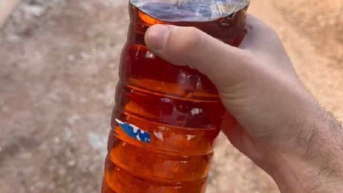 سيارة تتزوّد بالوقود من مضخة في محطة بنزين في سوريا