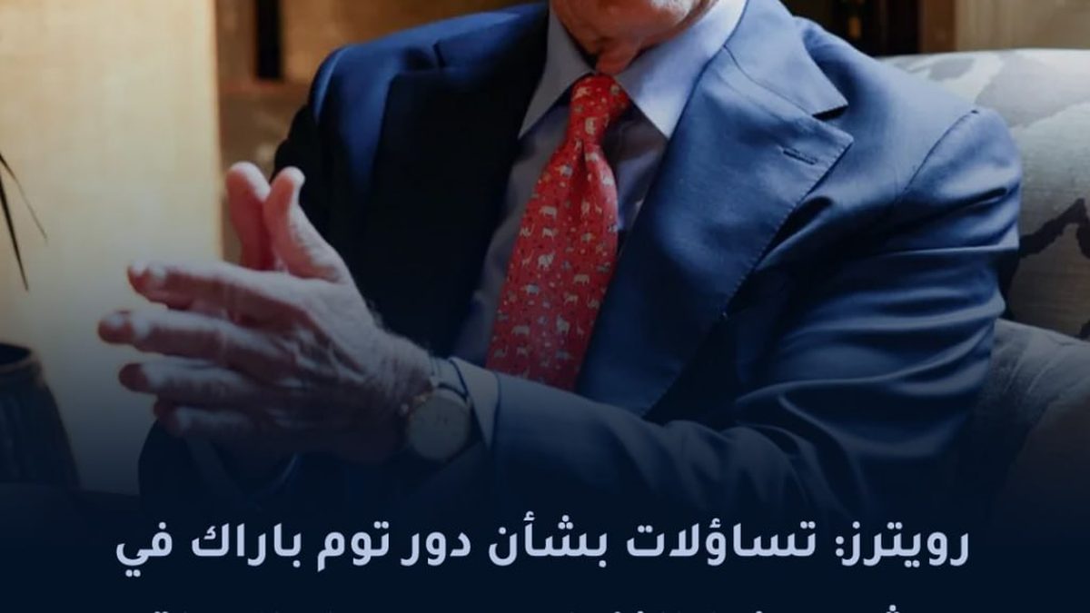 خط أنابيب نفط يمتد في أرض صحراوية نحو خزانات ومرفأ بحري