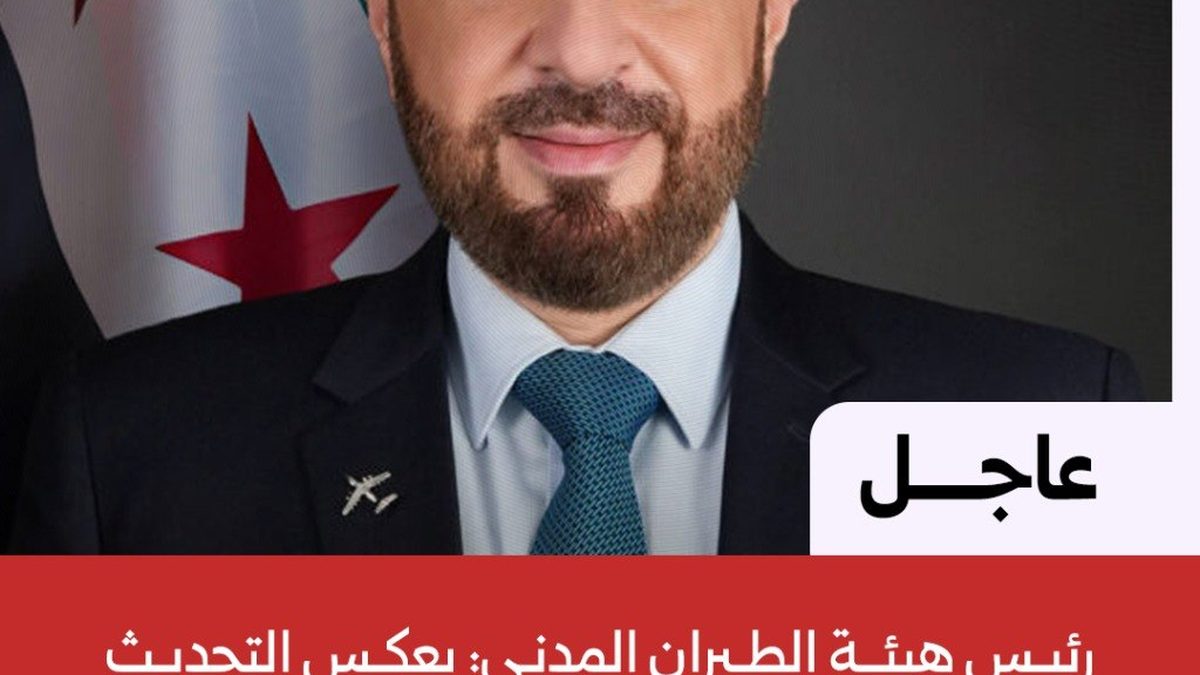 طائرة تجارية في سماء الليل أثناء عبورها مجالاً جوياً