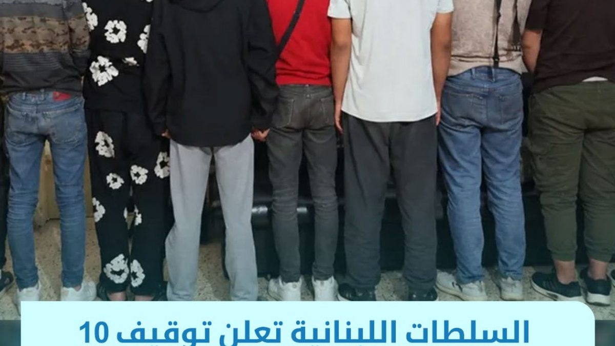 قارب صغير في عرض البحر قبالة الساحل اللبناني عند الغروب