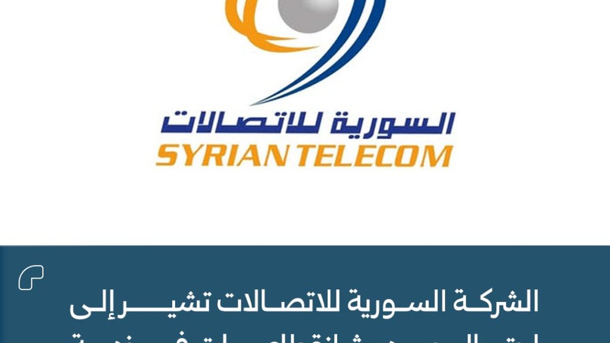 لقطة لجهاز راوتر إنترنت منزلي بأضواء وامضة على طاولة في غرفة معتمة