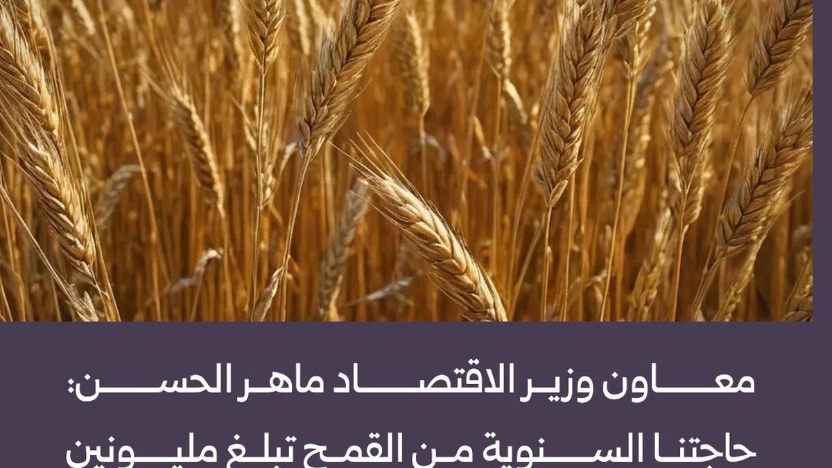 رغيف خبز عربي على طاولة داخل مخبز في سوريا