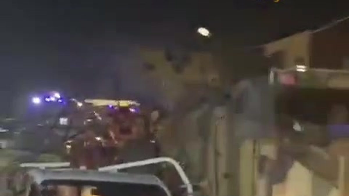 مدرعة عسكرية تركية تسير في شارع بمدينة الراعي شمال حلب بجانب سيارة مدنية